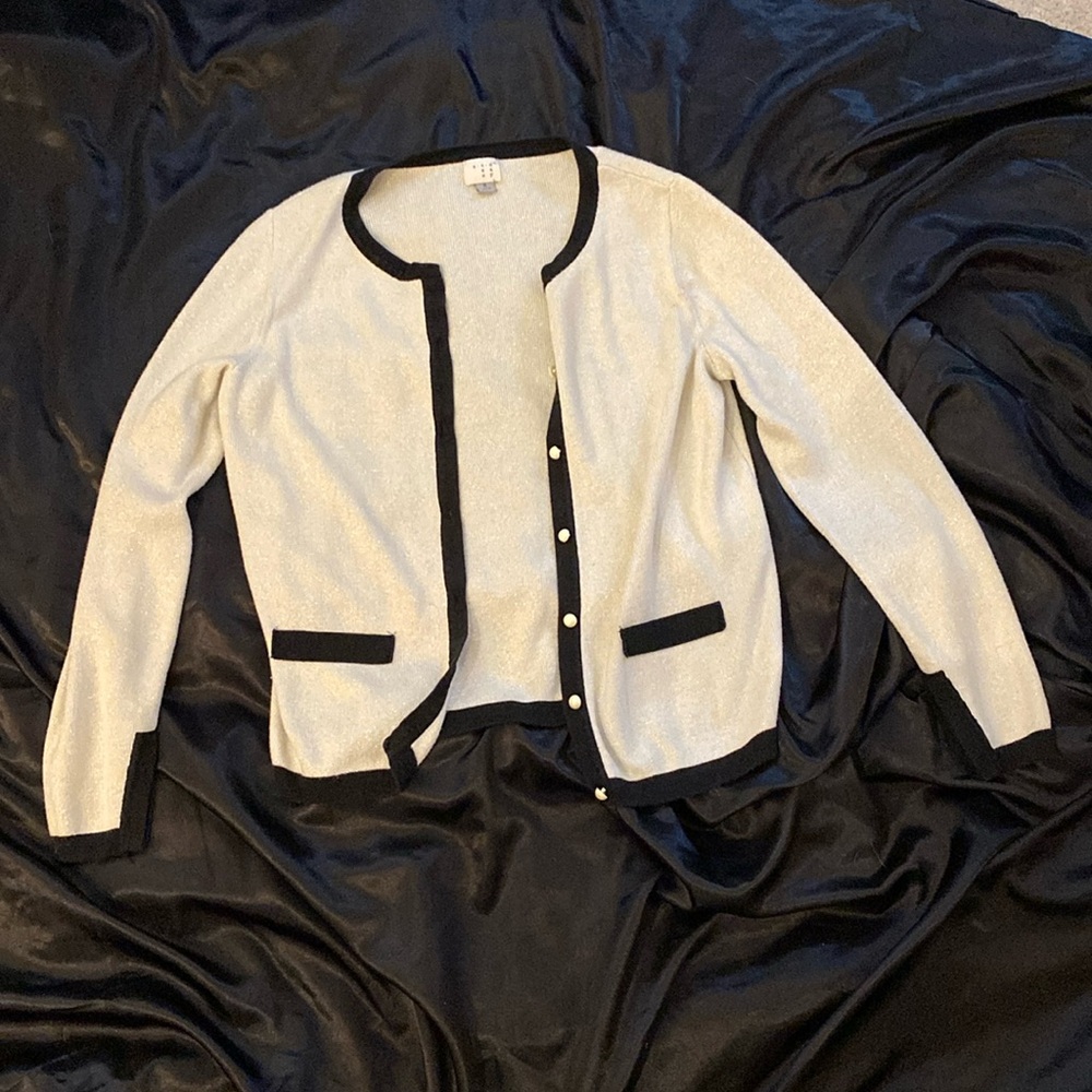 Short cardigan with back trim